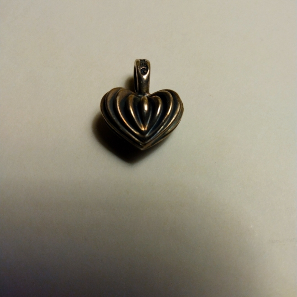 Vintage Caviar Silver Gothic Grooved Heart Pendant